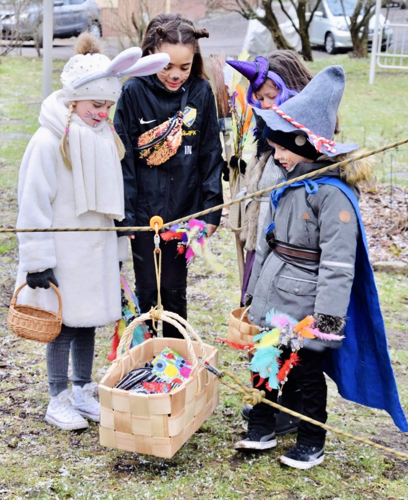 Pikku virpojat yllätysten kera. Virpojat ihastelevat saalistaan