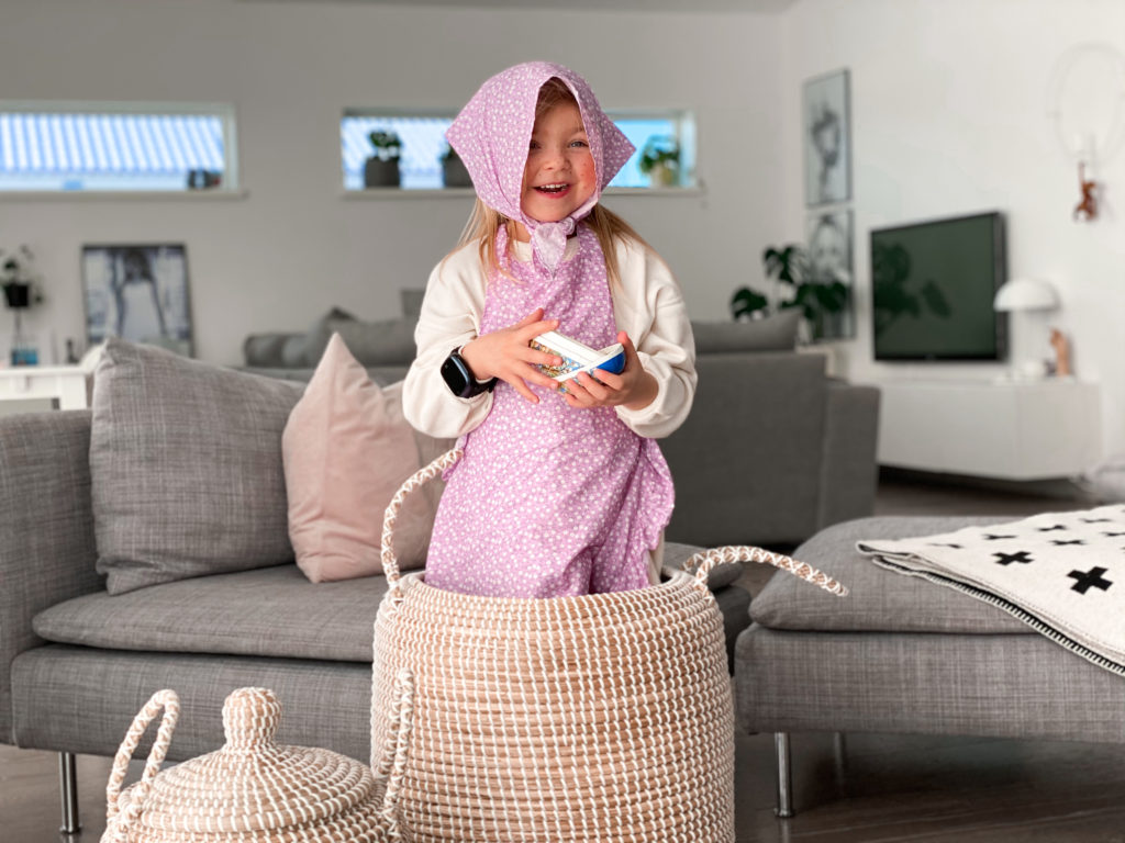 Xplora tuo turvaa pikku virpojille. Lapsi pukeutuneena pääsiäisnoidaksi. Xplora X5 Play ranteessa.