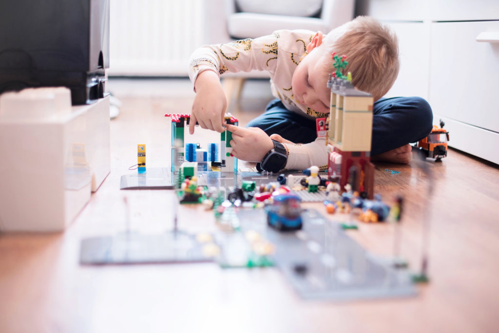 Tylsät hetket ruokkivat mielikuvitusta. Lapsi leikkii legoilla