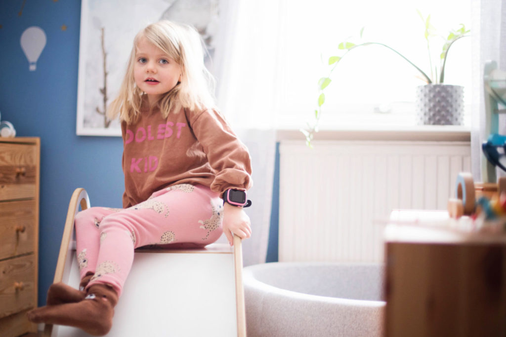 Anna lapsen kokea tylsyyttä. Lapsi istuu liukumäen päällä. Anna lapsen kokea tylsyyttä.