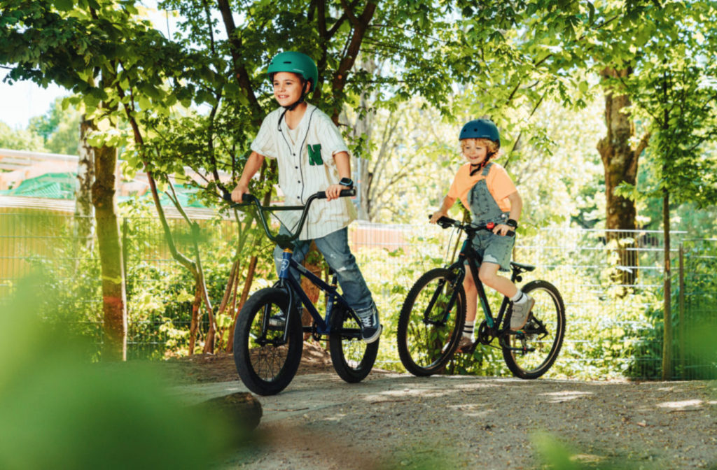 Kellopuhelimen GPS-toiminnolla voit seurata missä lapsesi liikkuu.