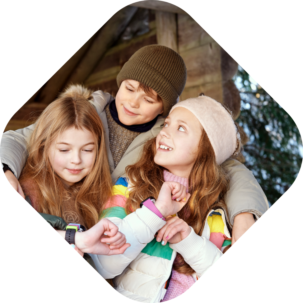 xplora lasten kellopuhelin lapset retkeilevät xplora kellopuhelimet kädessä