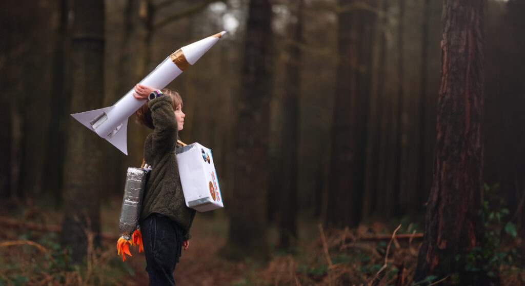 Lapsi seikkailee metsässä