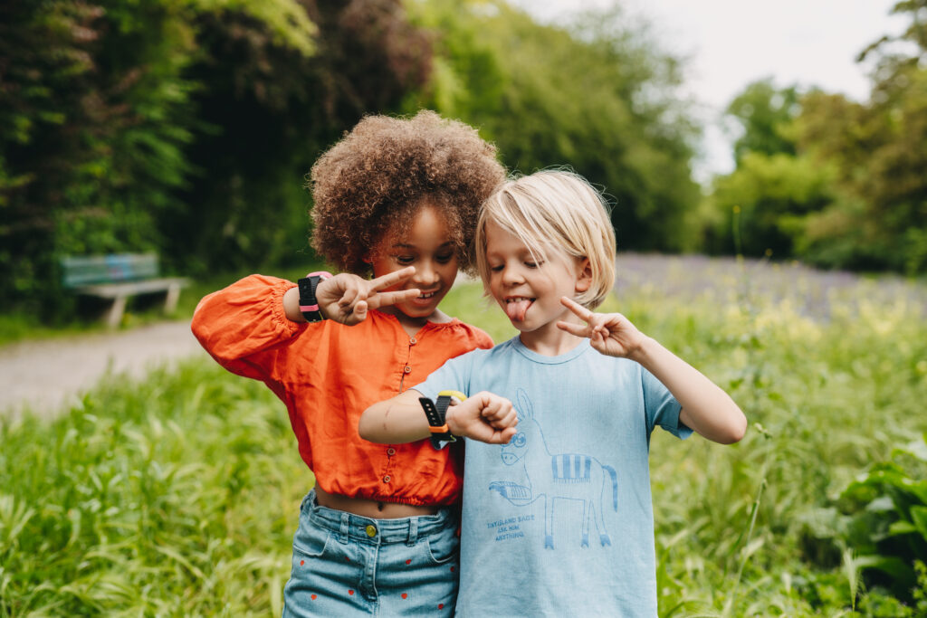xplora lasten kellopuhelimet lapset ottavat kuvaa xplora kellopuhelimella