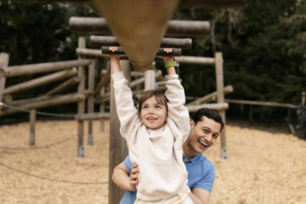lue xplora kokemuksia Lapsi ja isä leikkivät puistossa Xplora kädessä.